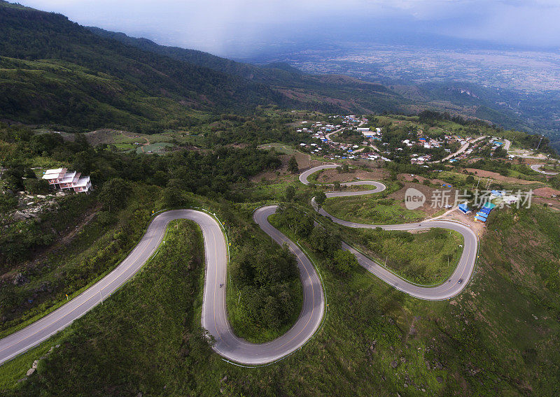 鸟瞰图(无人机拍摄)到Phu Tub Berk山，碧差汶，泰国。